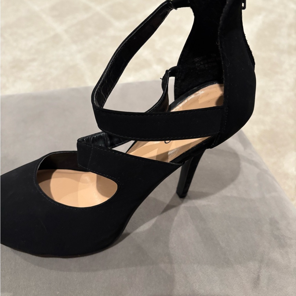 Elegant Black Heels with Crisscross Straps and Cutout Details